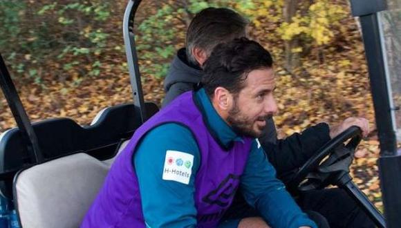 El veterano delantero peruano tuvo que ser retirado de las prácticas en un carrito mecánico con destino a la enfermería. Se habría lesionado al momento de ejecutar un disparo a portería. (Foto: DeichStube)