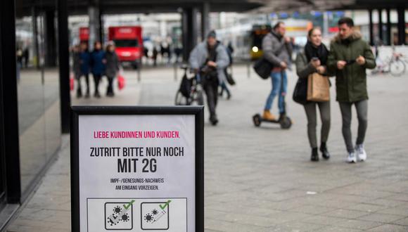 Un letrero informa sobre el requerimiento del pasaporte 2G, que se obtiene tras vacunarse contra el COVID-19 o al presentar una prueba de recuperación, para ingresar a un comercio en Berlín. (Foto: Krisztian Bocsi / Bloomberg)