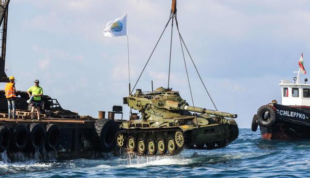 La ONG "Amigos de la costa de Sidón", impulsora del proyecto junto a las autoridades locales, ha contado con la colaboración del Ejército de Líbano, que donó seis tanques y otros cuatro vehículos en desuso, que servirán de hábitat para peces y otras especies marítimas. (Foto: AFP)