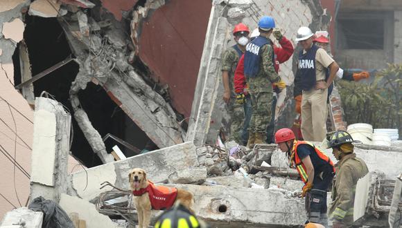 En la capital de México, la zona más castigada por el movimiento telúrico, se han rescatado con vida a 60 personas. (EFE)