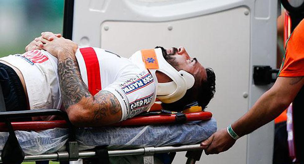 Lucas Pratto dejó el campo en ambulancia. (Foto: Getty Images)