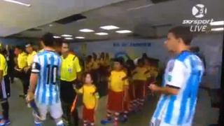 Lionel Messi no saludó a niño previo al partido contra Bosnia