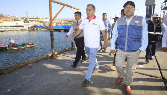 El ministro Daniel Córdova (de polo blanco) se reunió con pescadores artesanales de Ilo y Arequipa este martes. (Foto: Produce)