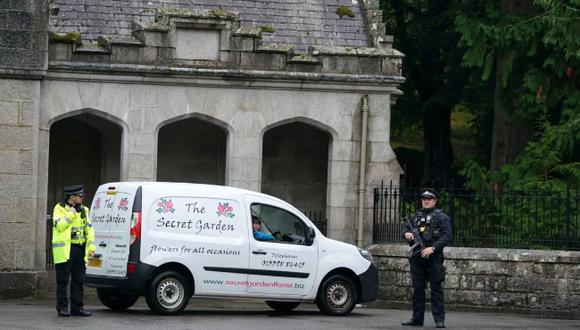 Una camioneta de una florería a las puertas de Balmoral en Escocia, donde murió la reina Isabel II.