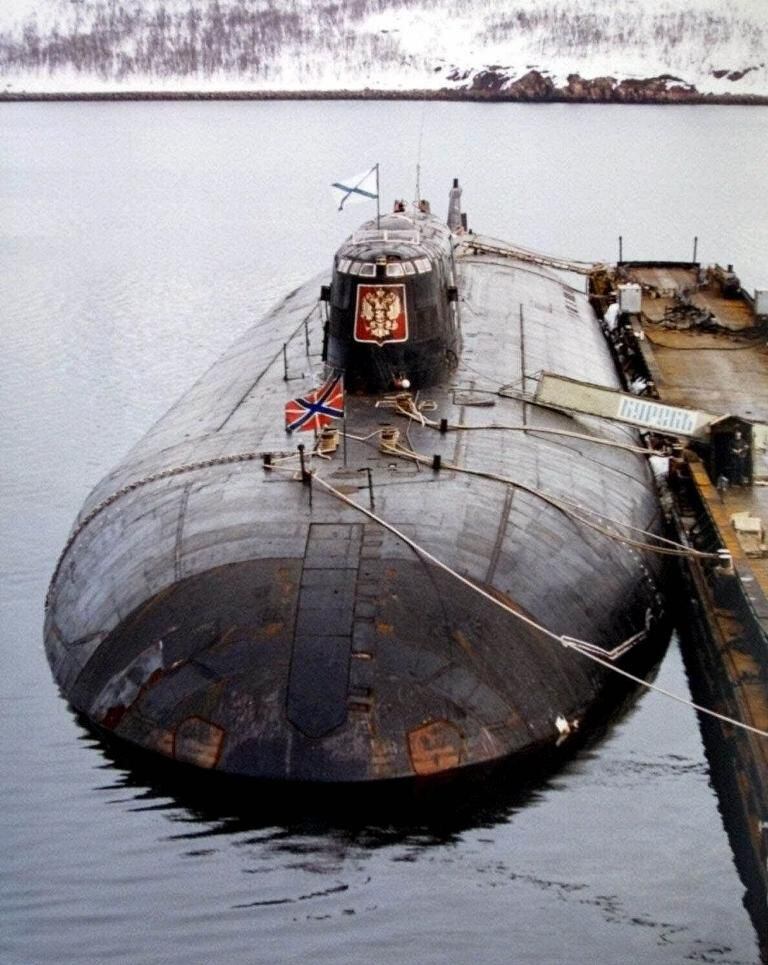 El domingo 13 de agosto, voceros de las fuerzas armadas rusas trataron de ocultar el accidente, divulgando una declaración de prensa en la que afirmaban que las prácticas se estaban realizando con normalidad, con excepción del submarino Kursk, que había sufrido “dificultades técnicas de menor cuidado”. Vista del submarino Kursk en la base de Vidyayevo, en mayo del 2000. (Foto: Agencia AP) 