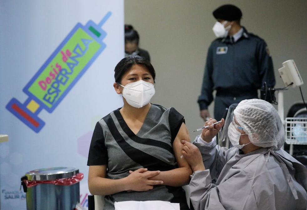 Bolivia continúa con el proceso de vacunación contra el coronavirus al personal de salud en La Paz, una de las más golpeadas por la pandemia, y en la amazónica Pando con el primer lote de 20.000 dosis de la rusa Sputnik V que llegó esta semana al país. (Texto: EFE / Foto: Reuters).