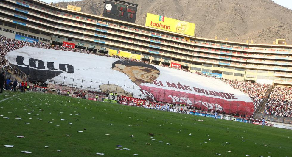 La bandera más grande en una tribuna mostrada en el Perú fue con la imagen de Lolo Fernández. Se presentó por el centenario del nacimiento del 'Cañonero' en el 2013. Ellos son, también, Lolistas. FOTO: GEC.