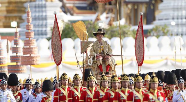 Tailandia | El desfile en honor al rey Maha Vajiralongkorn que desafió temperaturas de más de 35 ºC. (EFE)