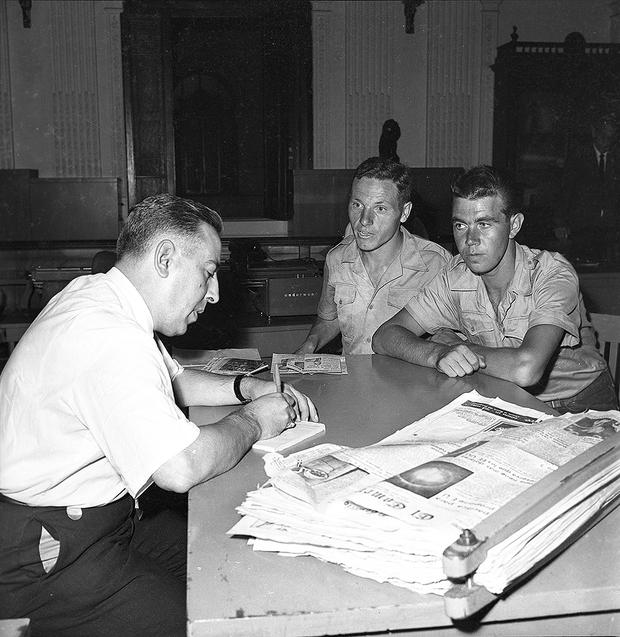 Hettenhaussen in the editorial office of the dean newspaper with his compatriot Dietmar Heiden, 25 years old.  (Photo: GEC Historical Archive)