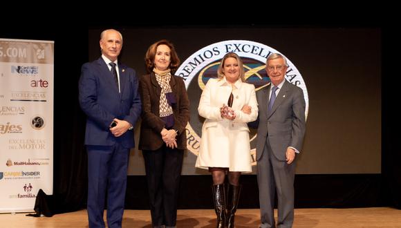 A la izquierda, Hirka Roca Rey, al momento de recibir el premio Excelencias en España.