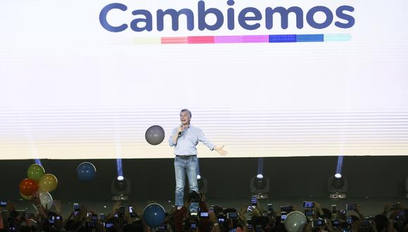 El presidente de Argentina, Mauricio Macri, se apoderó del escenario para celebrar la victoria del frente oficialista Cambiemos. (EFE)