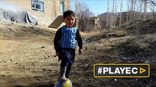 Niño afgano emociona al mundo emulando a Messi [VIDEO]