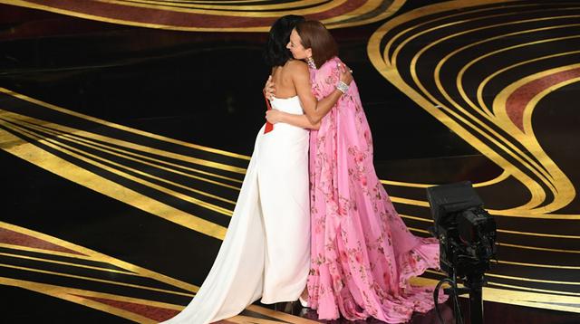 Regina King recibe de manos de Maya Rudolph el Oscar 2019. (Foto: Agencias)