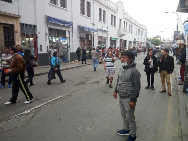 Policía arroja gases lacrimógenos para dispersar a maestros de la Av. Abancay