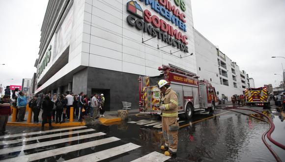 Los clientes del Open Plaza fueron evacuados, incluso los asistentes a una sala de cine, por medida de precaución. (Francisco Neyra/GEC)