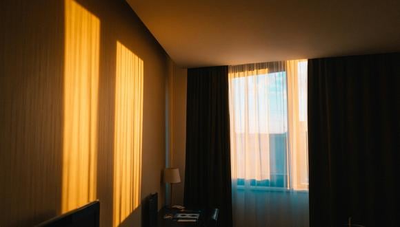 Normalmente las casas cuentan con cortinas, pero que reducen el ingreso de luz. (Foto: pexels.com)