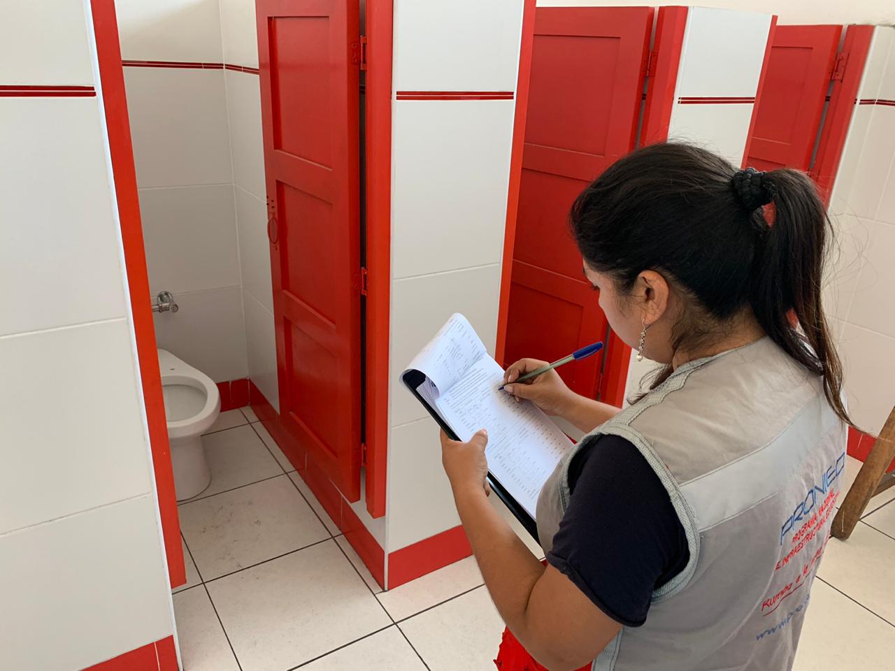 Pronied constata que los planteles cuenten con el área y tipo de suelo adecuado para la instalación de los módulos de servicios higiénicos. (Foto: Difusión)