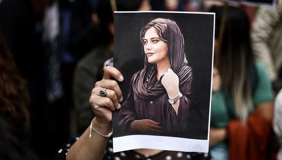 Un manifestante sostiene un retrato de Mahsa Amini durante una manifestación en su apoyo frente a la embajada iraní en Bruselas el 23 de septiembre de 2022. (Foto de Kenzo TRIBOUILLARD / AFP)