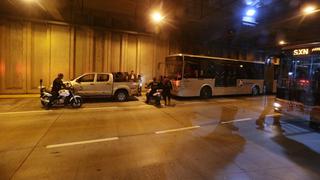 Metropolitano: pasajeros rompen lunas para salir de bus