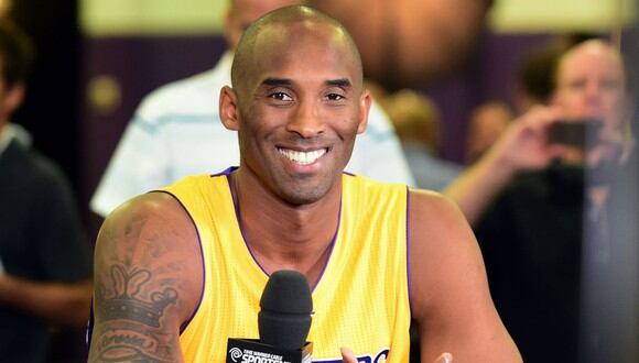 Kobe Bryant de Los Angeles Lakers durante una entrevista en 2015. Su esposa mostró el libro que publicó el mítico jugador (Foto: FREDERIC J. BROWN / AFP)