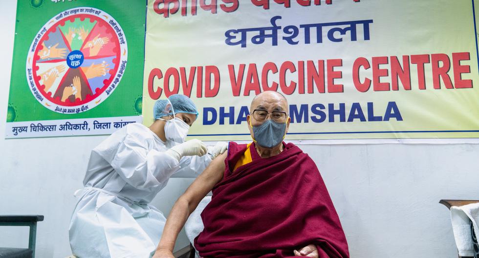 The Dalai Lama is vaccinated against the coronavirus and encourages having the same “courage”