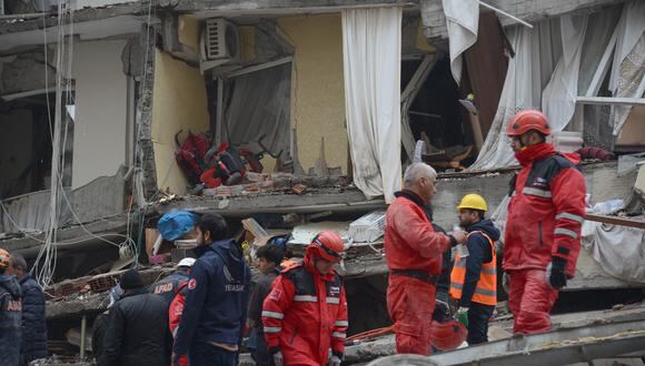 Rescatistas y voluntarios realizan operaciones de búsqueda y rescate entre los escombros de un edificio derrumbado, en Diyarbakir el 6 de febrero de 2023, después de que un terremoto de magnitud 7,8 azotara el sureste del país. (Foto: ILYAS AKENGIN / AFP)