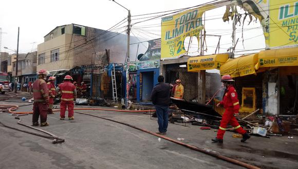 Una brigada de 25 voluntarios de Chimbote y Nuevo Chimbote intervino para controlar la emergencia durante más de dos horas. (Foto: Laura Urbina)