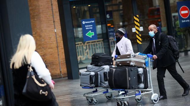 Os passageiros caminhavam com bagagens na estação King's Cross de Londres na última segunda-feira, quando vários países da UE começaram a proibir viagens com o Reino Unido.  (Foto: Reuters / Hannah McKay)