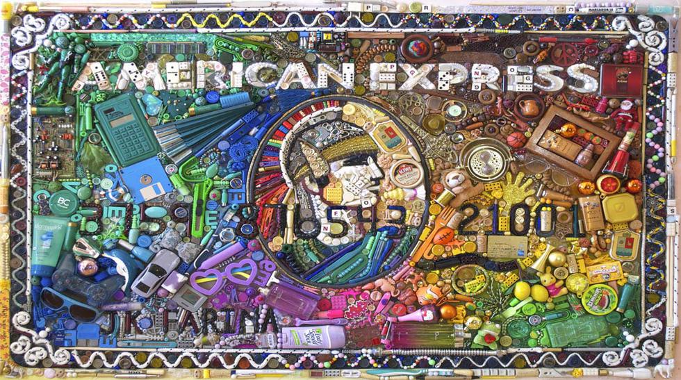 La pieza de arte titulada American Express. &quot;Esta pieza es una reflexi&oacute;n del sue&ntilde;o americano. Cuestiona el consumo y ti&ntilde;e la acumulaci&oacute;n compulsiva con un tinte ingenuo (de &quot;arcoiris&quot;), intentando dar luz a sus 