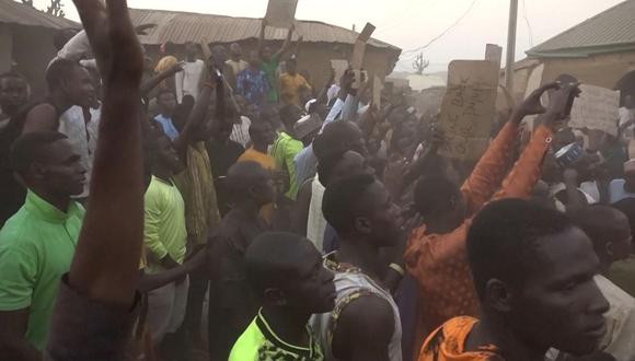 Familias de alumnos secuestrados reunidos durante la visita del gobernador del estado de Kaduna, Uba Sani, después de que hombres armados secuestraran a más de 280 de una escuela en Kuriga. (Foto de AFPTV/AFP)