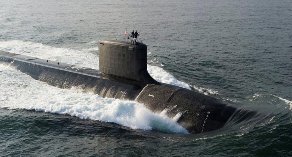 El submarino de propulsión nuclear USS North Dakota de la clase Virginia es visto en el Océano Atlántico el 18 de agosto de 2013. (REUTERS/Marina de Estados Unidos).