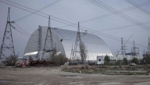 Una vista general muestra la estructura New Safe Confinement (NSC) sobre el antiguo sarcófago que cubre el cuarto reactor dañado en la planta de energía nuclear de Chernobyl, en Chernobyl, Ucrania. (Foto: REUTERS/Gleb Garanich/archivo).