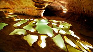 Da un paseo por las hermosas piscinas de esta cueva francesa