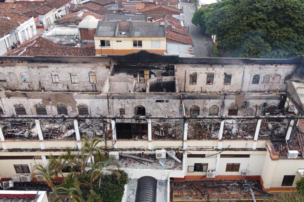 La noche de terror y caos que vivió ayer Tuluá (suroeste) en Colombia redujo a escombros el Palacio de Justicia de esa ciudad que ardió en llamas después de que una turba incendiara el edificio en una jornada de protestas protagonizada por los bloqueos y la violencia. (Texto y foto: EFE).