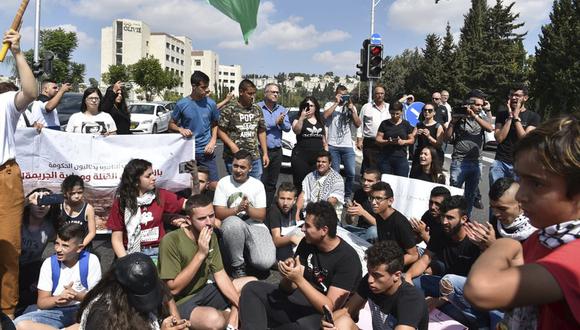 Árabes israelíes protestando por una ola de violencia dentro de sus comunidades en Nazaret, Israel, el jueves 3 de octubre del 2019. (Foto: AP)