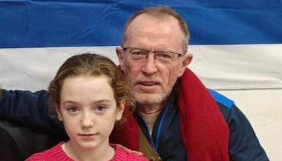Emily Hand, ex rehén israelí irlandesa de 9 años, junto a su padre Thomas Hand en un hospital de Israel después de ser liberada por Hamás.