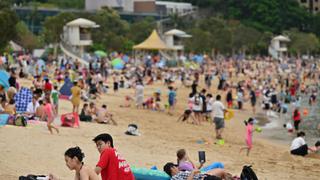 Hong Kong cierra playas tras indignación en China por cientos de personas sin mascarillas disfrutando del sol