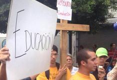 Venezuela: Estudiantes recorrieron vía crucis contra el Gobierno 