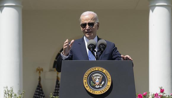 El presidente de los Estados Unidos, Joe Biden, habla durante una ceremonia en el jardín de rosas de la Casa Blanca en Washington, DC, el 24 de abril de 2023. (Foto de Jim WATSON / AFP)