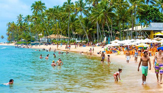 Praia do Forte, Brasil. Este lugar es conocido por sus piscinas naturales formadas durante la marea baja. En este destino puedes admirar el paisaje de los alrededores mientras disfrutas de los coloridos arrecifes. (Foto: Shutterstock)