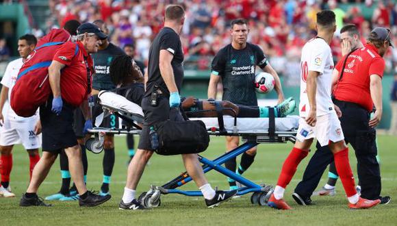 Yasser Larouci tuvo que ser retirado en camilla tras la brutal patada. (Foto: AFP)