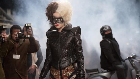 Los vestuarios de Emma Stone resplandecen con el tono fílmico y la música de "Cruella" para retratar la esencia maléfica del personaje. (Foto: Disney)