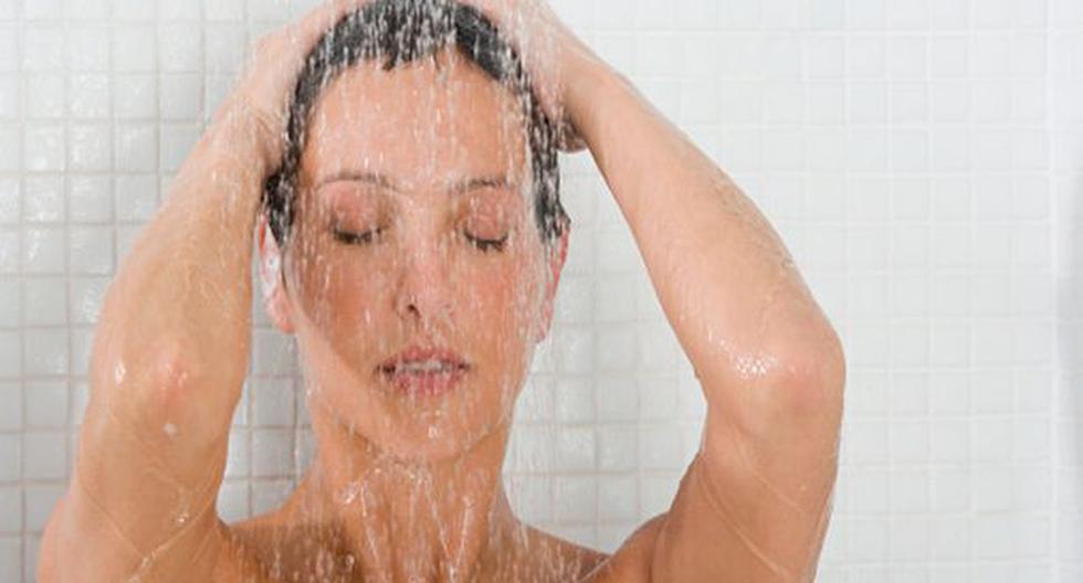 Un baño caliente limpia tu sistema respiratorio y libera tus fosas nasales.(Foto: GettyImages)