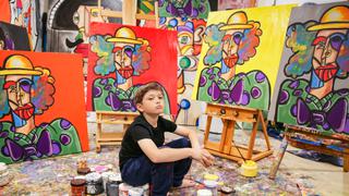 Andrés Valencia, el “pequeño Picasso” de 11 años que vende cuadros por miles de dólares