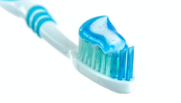 Varias personas han tenido que lidiar con las manchas de pastas dentales y, siguiendo solo cuatro pasos, puedes volver a tener sus prendas limpias. (Foto: Pexels/PhotoMIX Company).