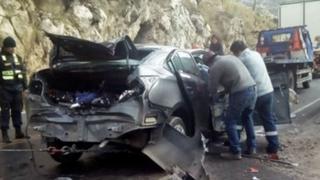 Cinco miembros de familia murieron tras choque de auto y camión