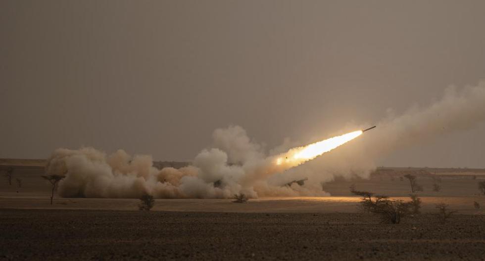 Un lanzacohetes del Sistema de Artillería de Gran Movilidad (HIMARS) dispara un proyectil en el ejercicio militar León Africano, en el sur de Marruecos, el 9 de junio de 2021. (AP Foto/Mosa'ab Elshamy, Archivo).