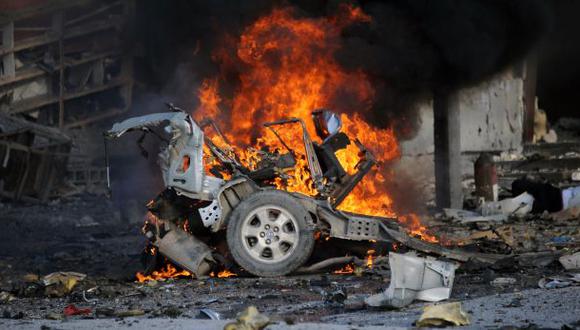 Los terroristas de Al Shabab hicieron explotar un veh&iacute;culo ante un hotel de Mogadiscio, capital de Somalia. (AFP).