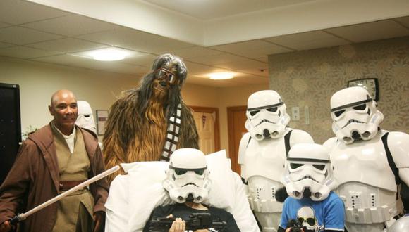 Un paciente con enfermedad terminal pudo cumplir su último deseo al ver en exclusiva la última película de 'Star Wars' que está próxima a estrenarse | Foto: Rowans Hospice