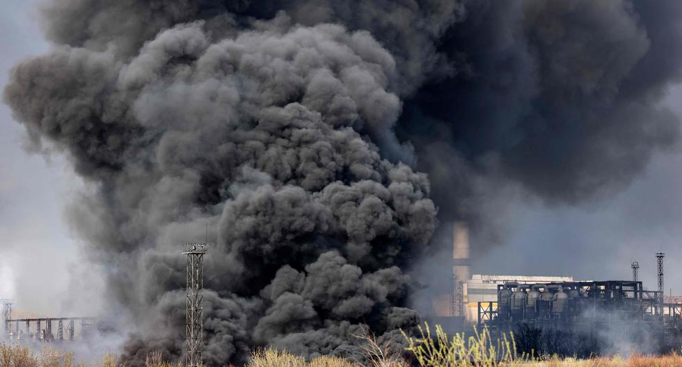Un bombardeo ruso impactó la refinería de Lysychansk, a 120 kilómetros al norte de Donetsk, una de las provincias del este de Ucrania que Rusia busca anexarse.   (Photo by RONALDO SCHEMIDT / AFP)
